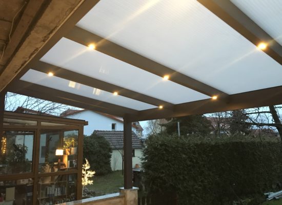 Terrassendach mit LED-Spots