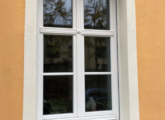 Holzfenster mit Zierleisten und Schallschutzglas