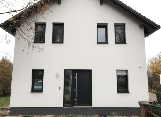 Neues Wohnhaus mit Fenstern von OLE-fix