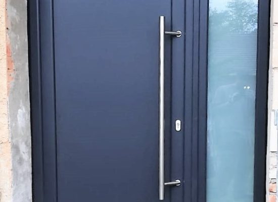 Neue Kunststoff-Haustür mit Seitenteil