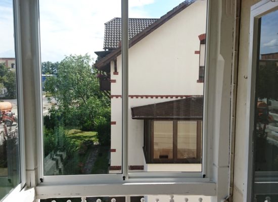 Balkonverglasung OLE-fix seitlicher Ausgleich mit Holzleiste