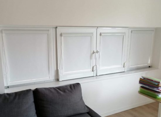 Hochwertige Innenrollos für Schiebefenster in weiß, blickdicht und verdunkelnd.