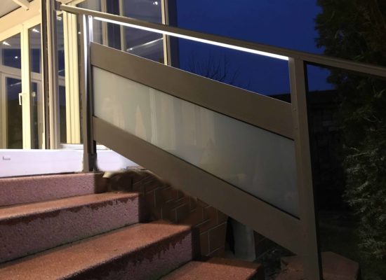 ALU Treppengeländer mit Glas-Element & LED-Beleuchtung