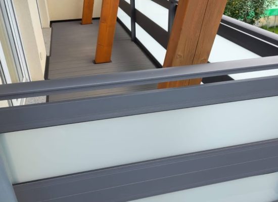 Balkon mit WPC-Dielen & Alu-Geländer pulverbeschichtet, maßgefertigt