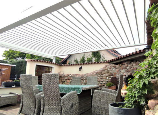 Lamellendach mit beweglichen Lamellen über einer Chillout Lounge. OLEfix baut Ihre Terrassenüberdachung in Berlin, Brandenburg & Sachsen.