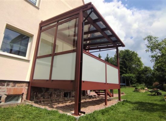 Maßgefertigter ALU-Balkon mit Treppe, Glasdach, Glasgeländer, Sonnenschutz bei Dresden