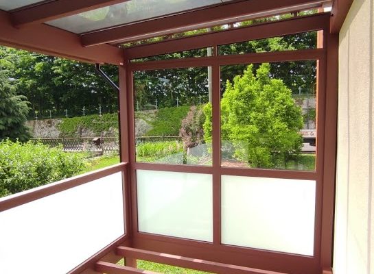 ALU-Balkon maßgefertigt mit Wunschfarbe, Mattglas als Glasgeländer