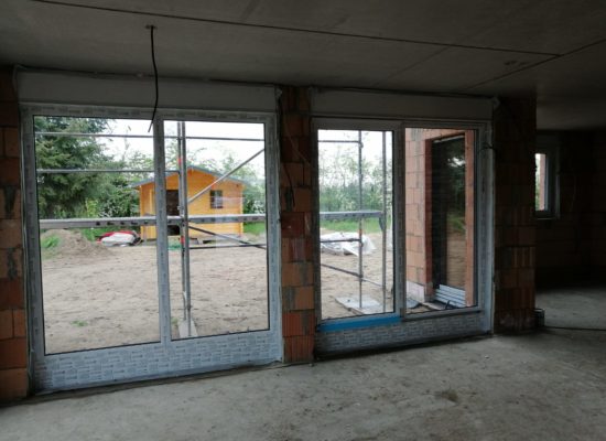 Terrassentüren und Fenster mit Rollläden