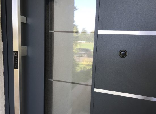 Alu-Haustür mit Fingerprint-Scanner und Kamera als Türspion