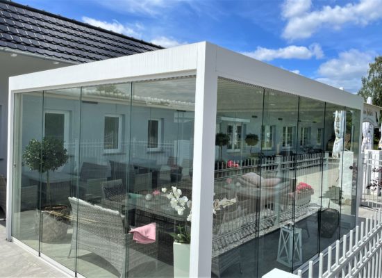 Gasthaus Kolibri in Cottbus mit Lamellendach und Vollglasscheiben von OLE-fix