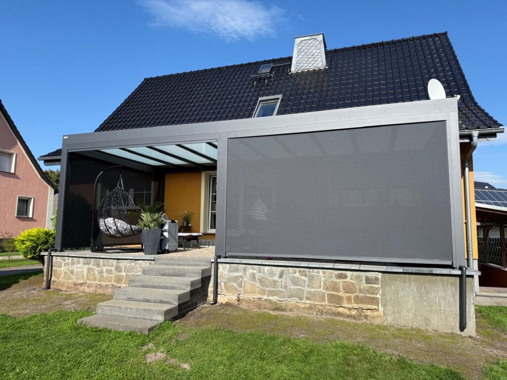 Rubrik Terrassendächer/ Sommergärten: Terrassendach Glas mit Senkrecht-Rollos als Sicht- & Sonnenschutz in Burg/ Spreewald