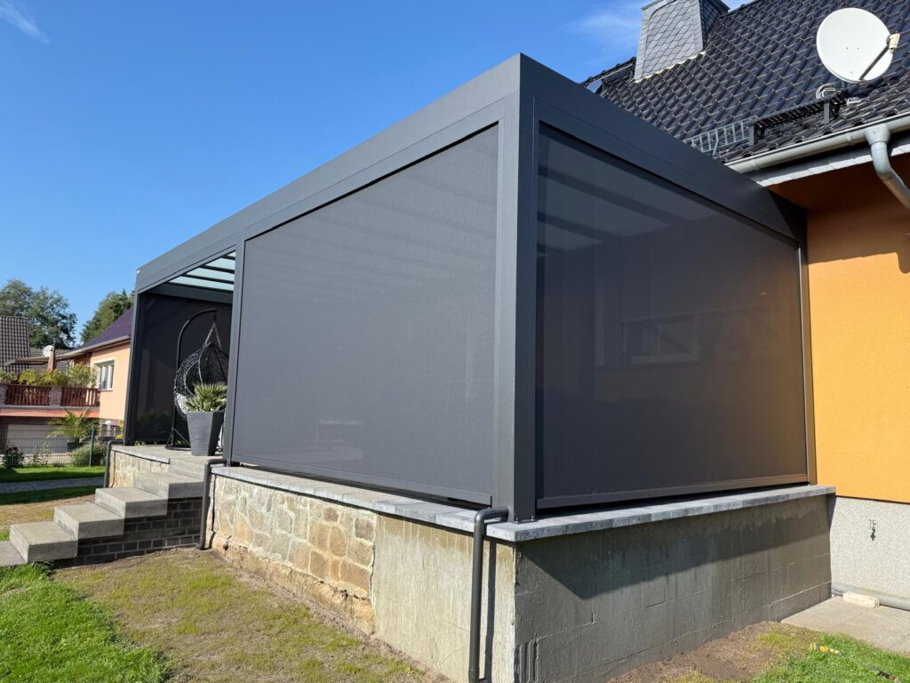 Terrassendach Glas mit Senkrecht-Rollos als Sicht- & Sonnenschutz in Burg Spreewald