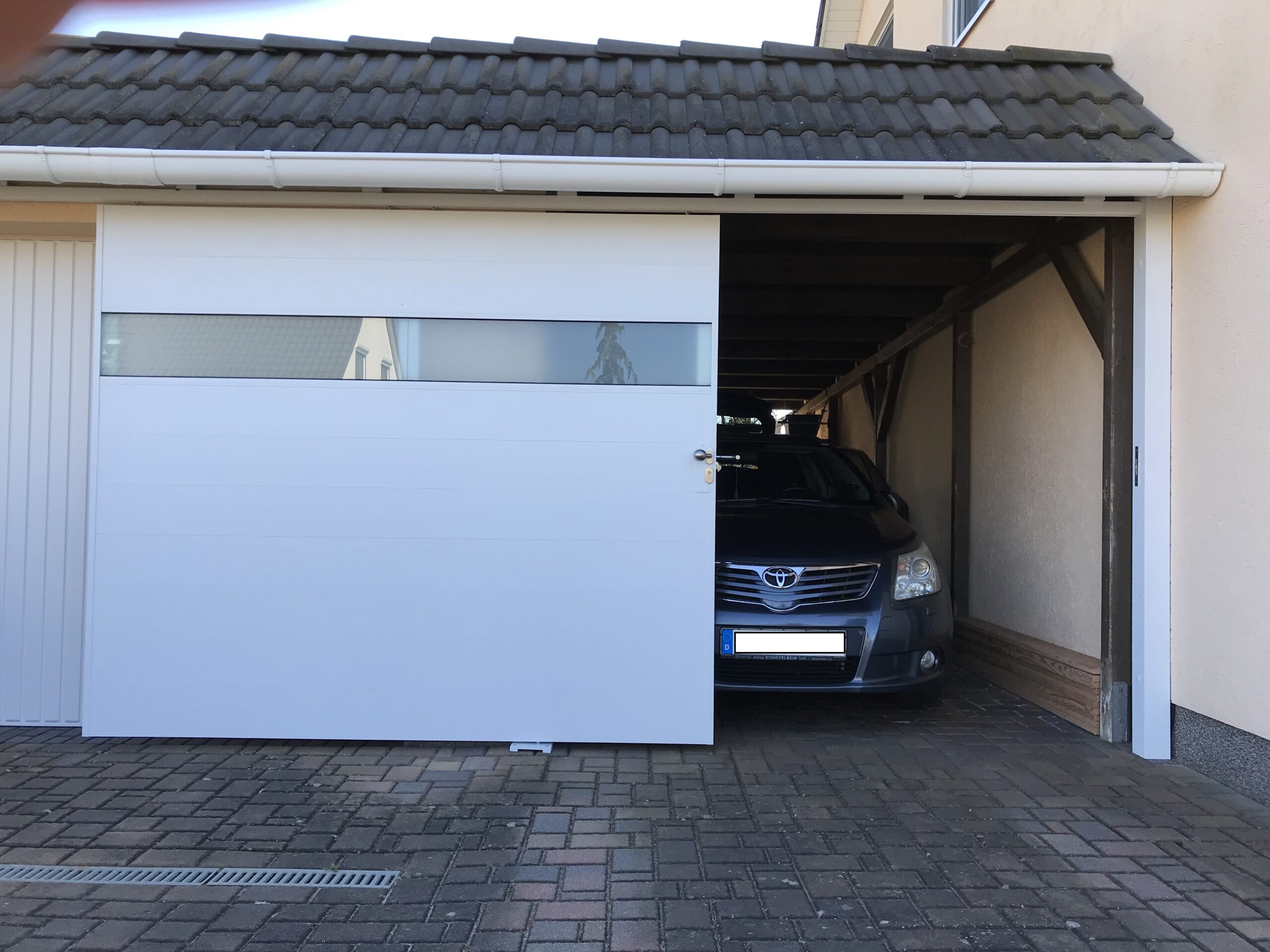 Blick auf ein von OLE-fix umgesetztes ALU-Tor in Cottbus Döbrick